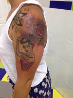 Tatuaje de una pin up en el brazo de una chica