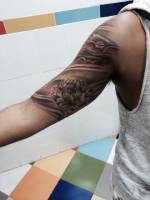 Tatuaje de una flor en el brazo