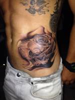 Tatuaje de una rosa calavera