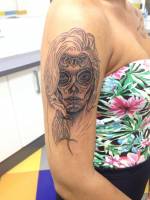 Tatuaje por acabar de una calavera mexicana