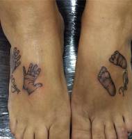 Tatuaje de huellas de pies y manos de bebes