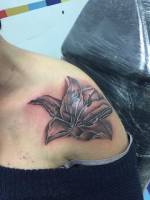 Flor tatuada en el hombro