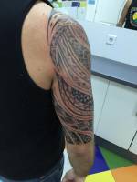 Tatuaje filipino en la parte de atrás del brazo
