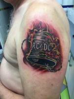Tatuaje de una campana rompiéndose con el logo de ACDC