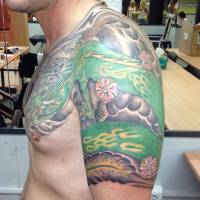 Dragón tatuado en el brazo