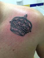 Corona tatuada en el hombro