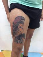 Tatuaje de una chica pintada de calavera mexicana