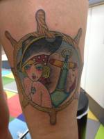 Tatuaje de una chica pirata junto a un ancla