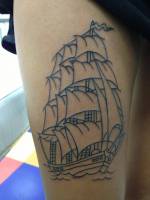 Tatuaje de un velero en blanco y negro