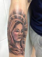 Tatuaje de una virgen en blanco y negro