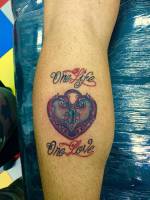Tatuaje de un candado con forma de corazón y la frase de One ife One Love