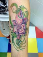 Tatuaje a color de una planta con una gran flor