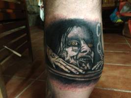 Tatuaje de una cara de zombie a color