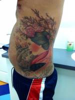 Tatuaje de una geisha bajo un cerezo