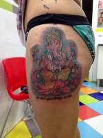 Ganesha tatuado en la pierna