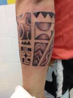 Tatuaje de un brazalete tribal en el antebrazo