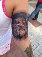 Freddy Krueger tatuado en el brazo de una chica