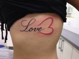 Tatuaje de la palabra amor con un corazón
