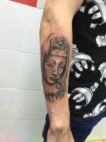 Virgen tatuada en el antebrazo