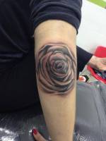 Rosa tatuada en el codo
