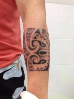 Brazalete maori en el brazo