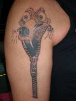 Tatuaje de Scrat, la ardilla de Ice Age saliendo de una cremallera