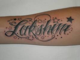 Tatuaje de un nombre con estrellas
