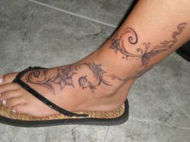 Tatuaje de unas flores en el dorso del pie