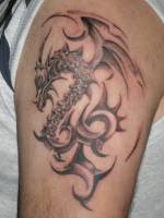 Tatuaje de un dragón medio tribal