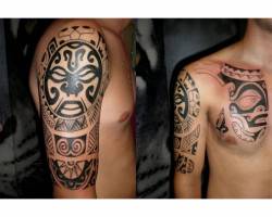 Tatuaje de una máscara maorí en pecho y brazo