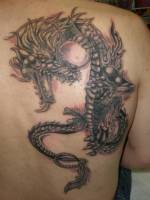 Tatuaje de un dragón de fuego