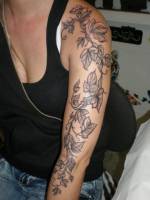Plantas tatuadas en el brazo 