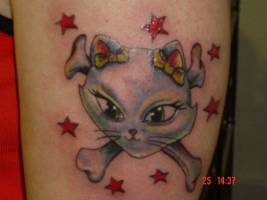 Tatuaje de una gata con huesos cruzados