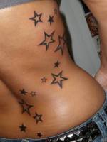 Estrellas tatuadas alrededor de la espalda