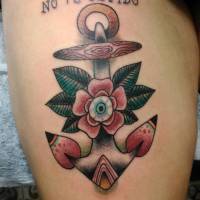 Tatuaje de una ancla con una flor