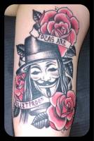 Tatuaje de V de Vendetta y rosas