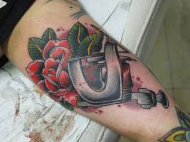Tatuaje de una máquina de tatuar con una flor