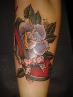 Tatuaje de una rosa dentro de un zapato