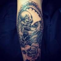 Tatuaje de una calavera Mexicana besando a un esqueleto
