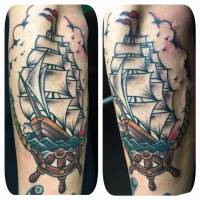 Tatuaje de un velero y un timón