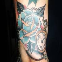 Tatuaje de una Rosa y un reloj de bolsillo