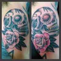Tatuaje de una calavera de azúcar y una rosa
