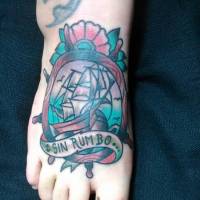 Tatuaje de un barco dentro de un timón