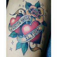 Tatuaje de dos corazones con una etiqueta romántica