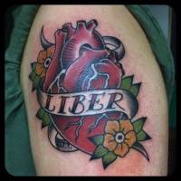 Tatuaje de un corazón realist con una etiqueta