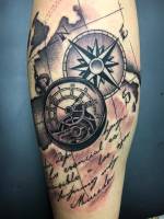 Tatuaje de un mundo, una brújula y un reloj