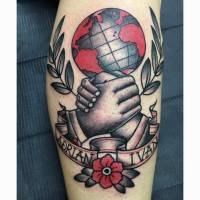 Tatuaje de un globo del mundo y dos manos agarrándose