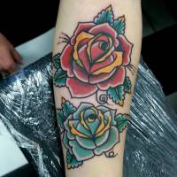 Tatuaje de dos rosas old school