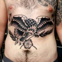 Tatuaje de una águila llevando unos laureles