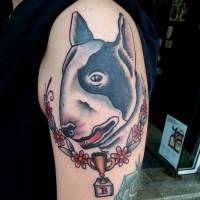 Tatuaje de un pitbull  y un premio